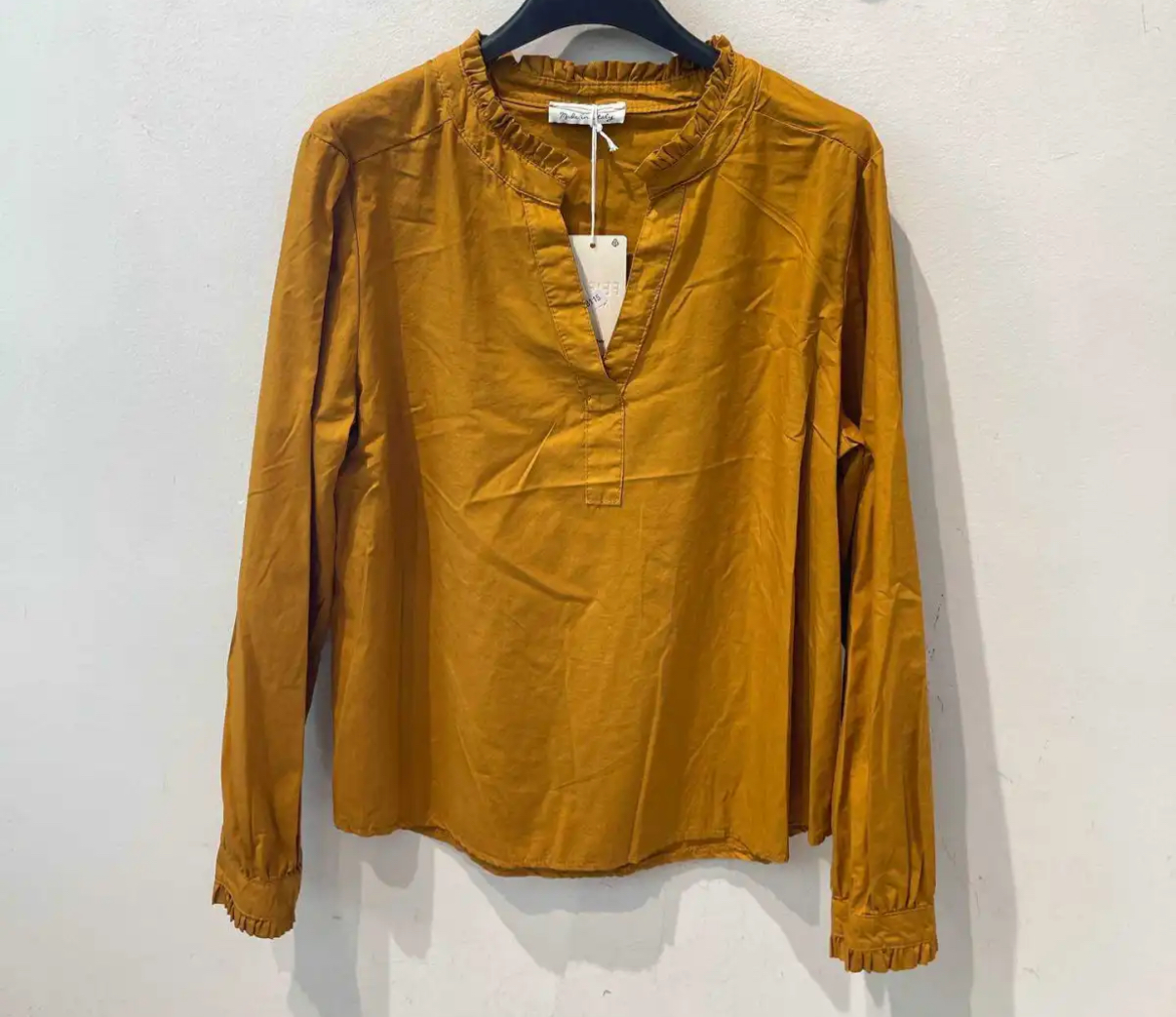 Blusa mostarda de manga comprida com gola e decote em V