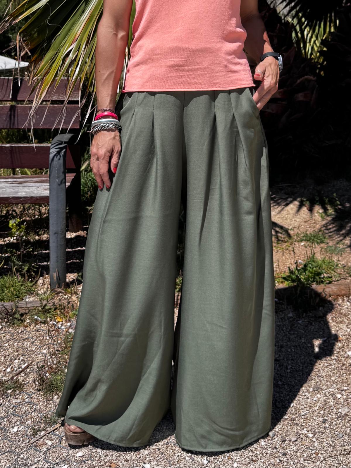 Calças largas verdes e t-shirt cor de salmão ao ar livre