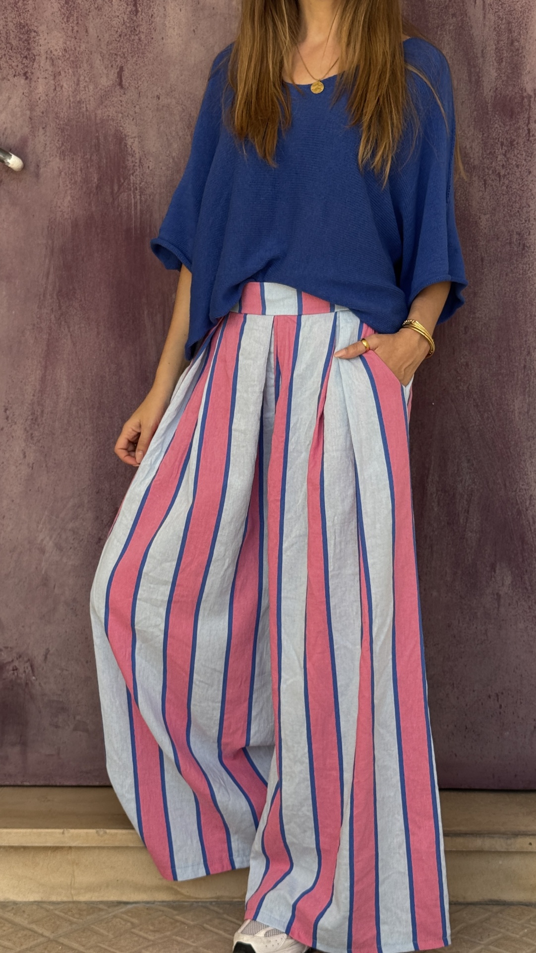 Calças largas riscas rosa azul branco e camisola azul mulher
