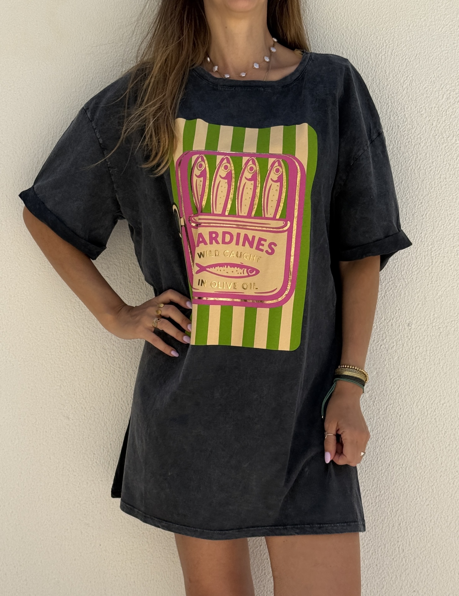 T-shirt preta oversized com estampa colorida de lata de sardinhas