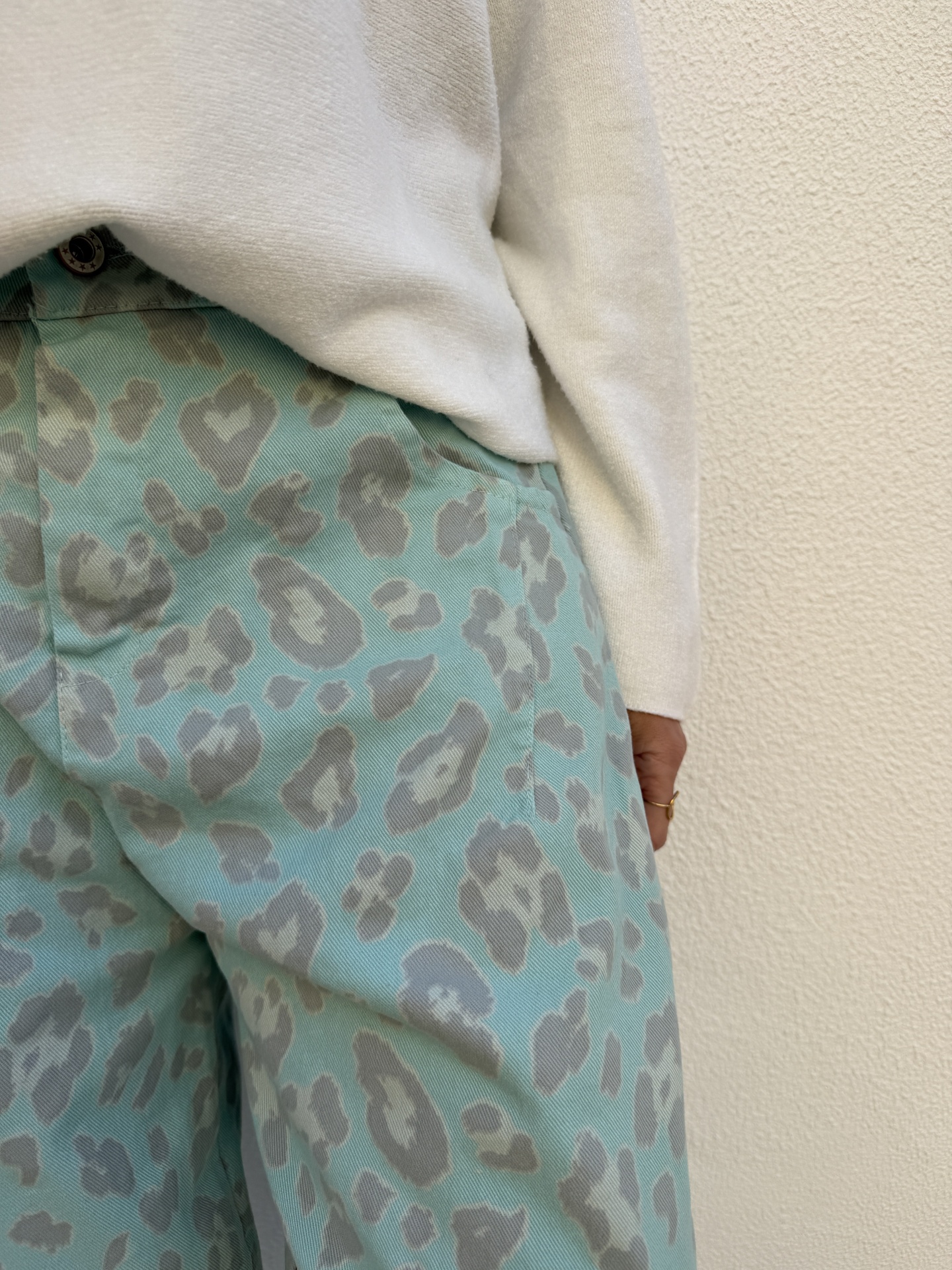 Calças estampadas azuis e cinzentas com camisola branca de manga comprida