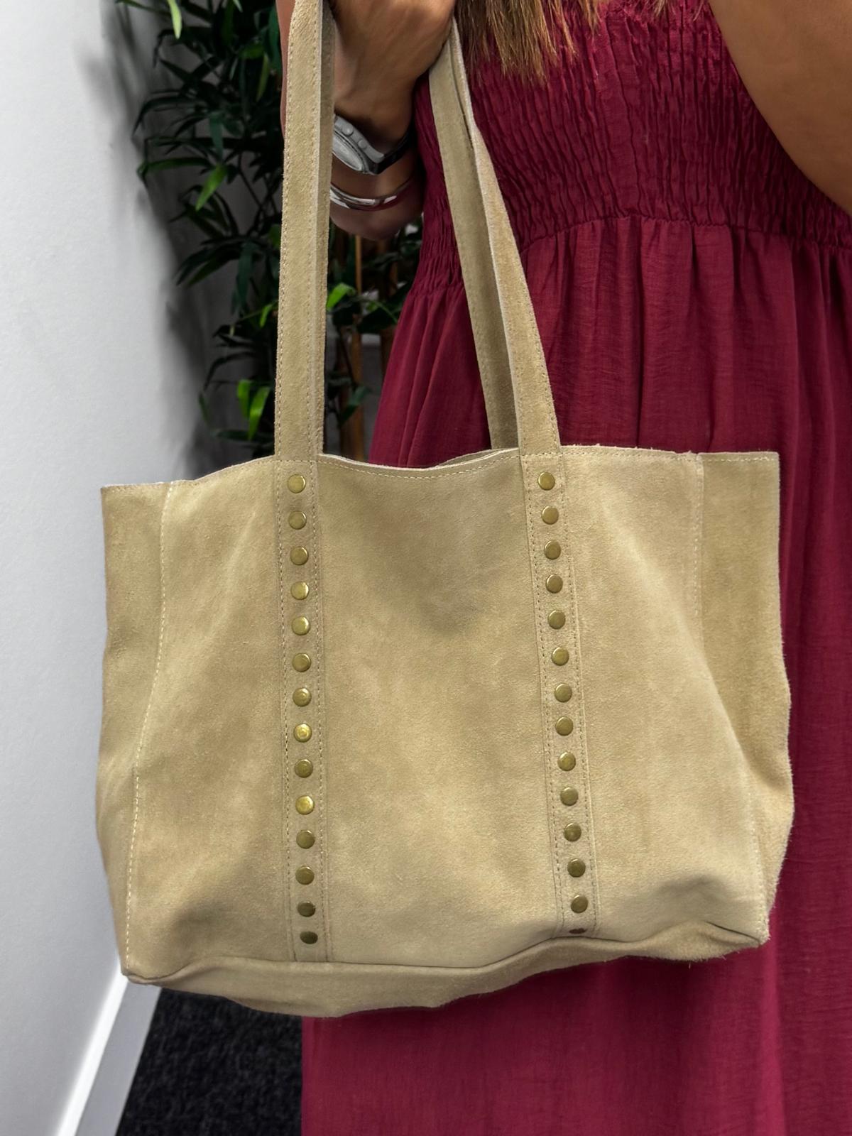 Mala tote bege de camurça com tachas douradas