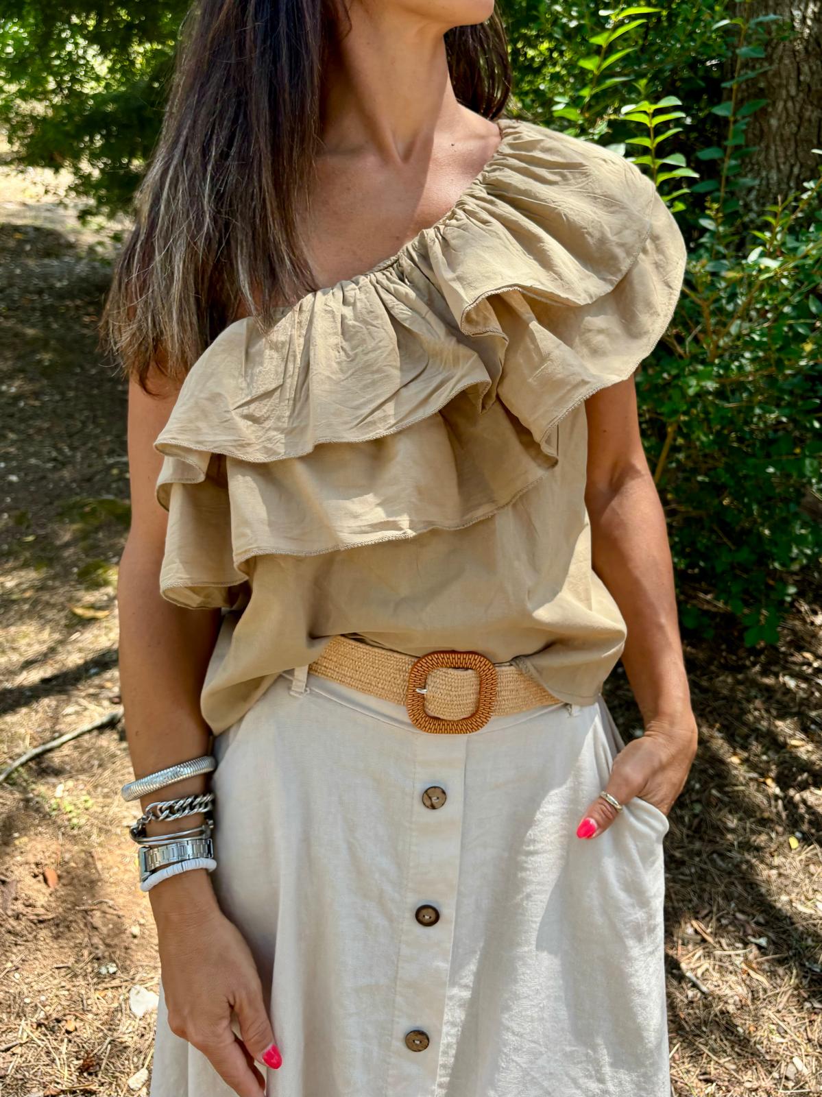 Blusa bege clara com folhos e saia bege com botões e cinto