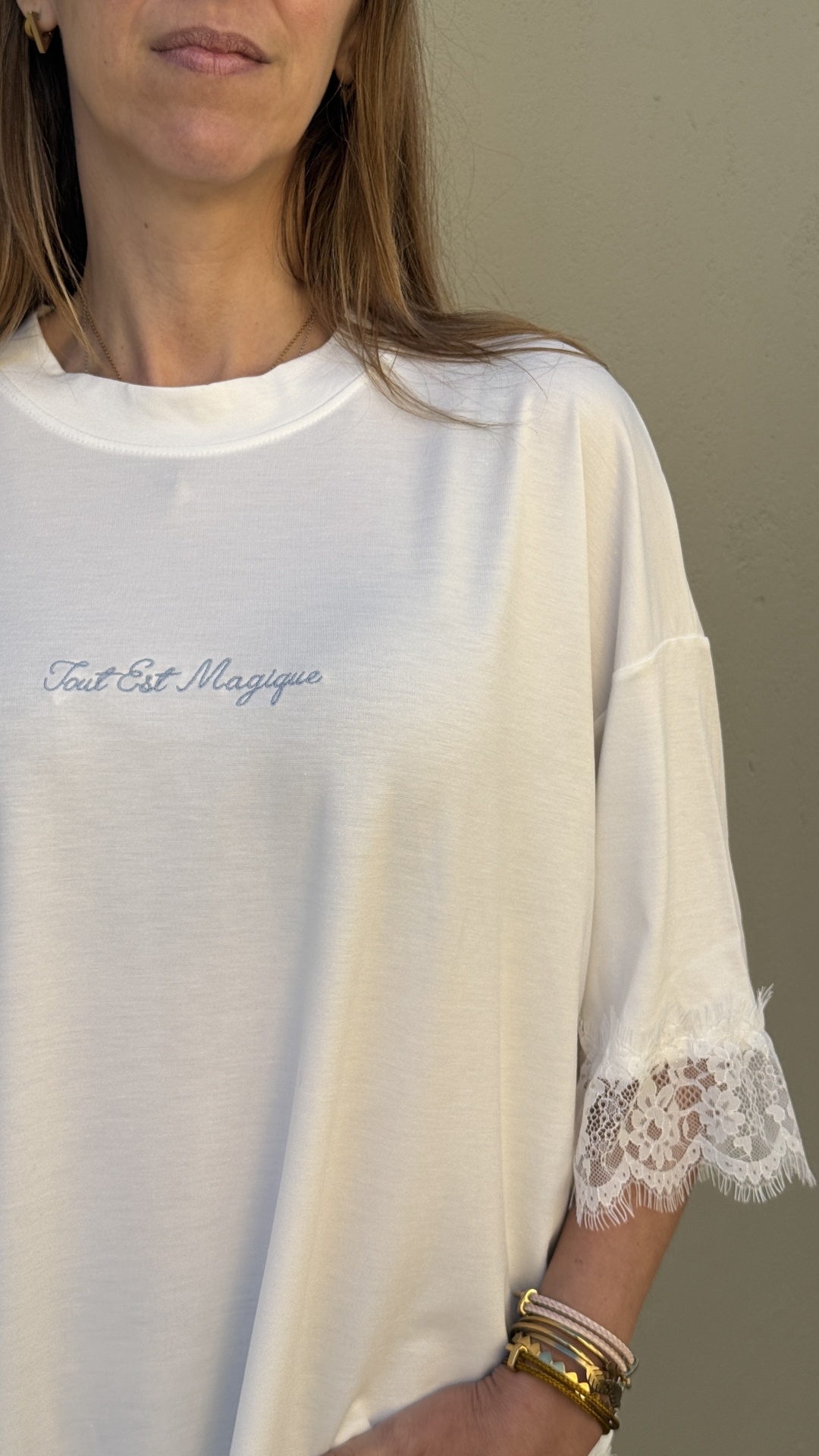 T-shirt branca com renda na manga e bordado azul claro Tout Est Magique