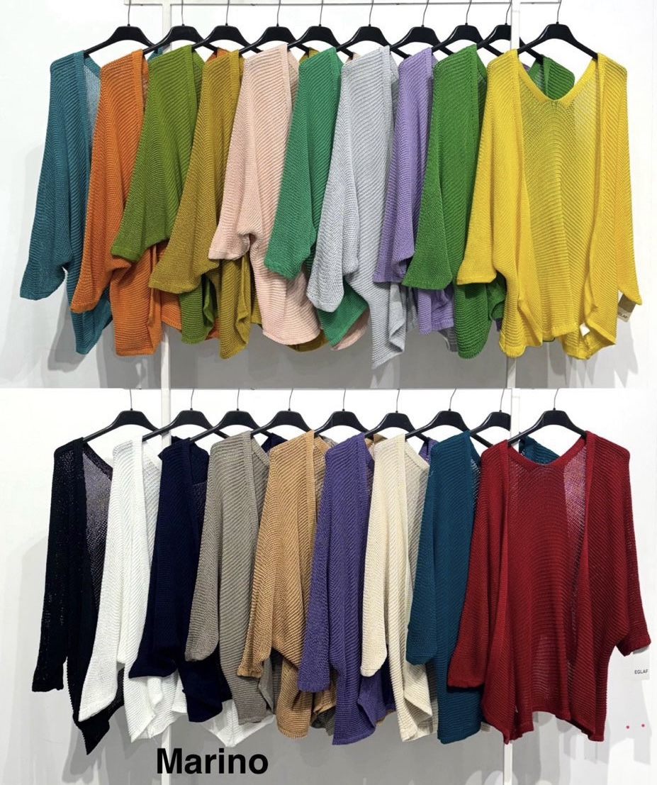 Casacos de malha coloridos pendurados em cabides