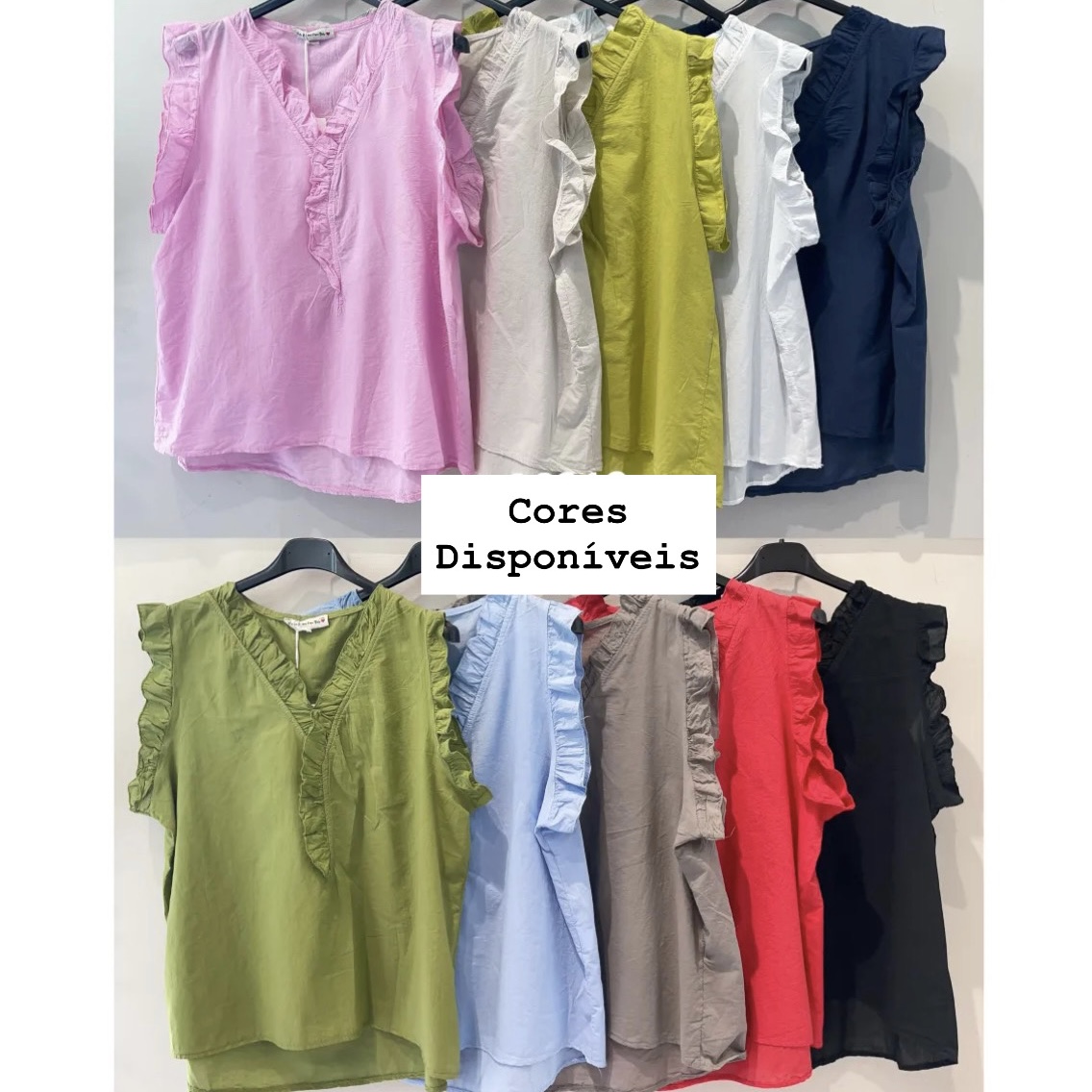 Blusas femininas coloridas com babados e decote em V penduradas em cabides