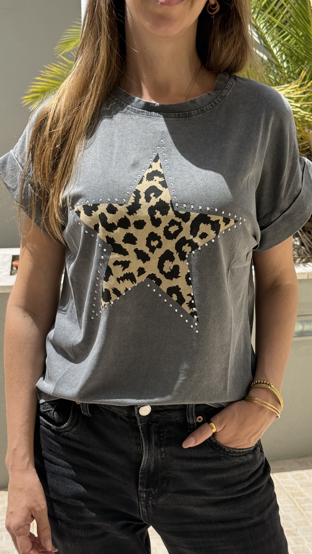 T-shirt cinzenta com estrela estampada de padrão animal print e tachas prateadas