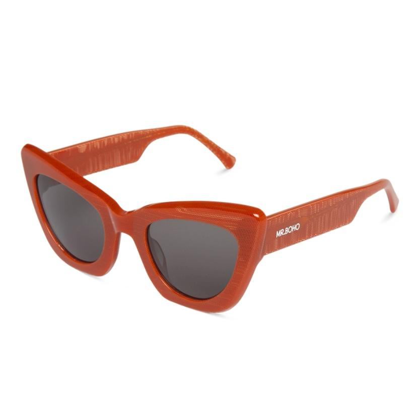 Óculos de sol cat eye castanhos com lentes escuras e texto MR BOHO na haste