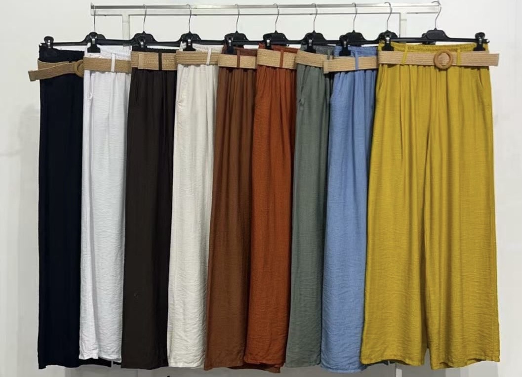 Calças compridas coloridas com cintos bege penduradas em cabides