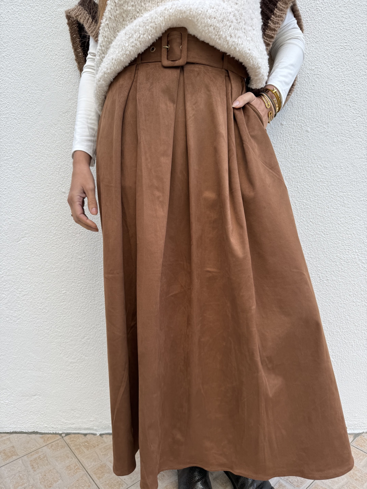 Saia comprida castanha com cinto largo e pregas, blusa branca e casaco felpudo creme