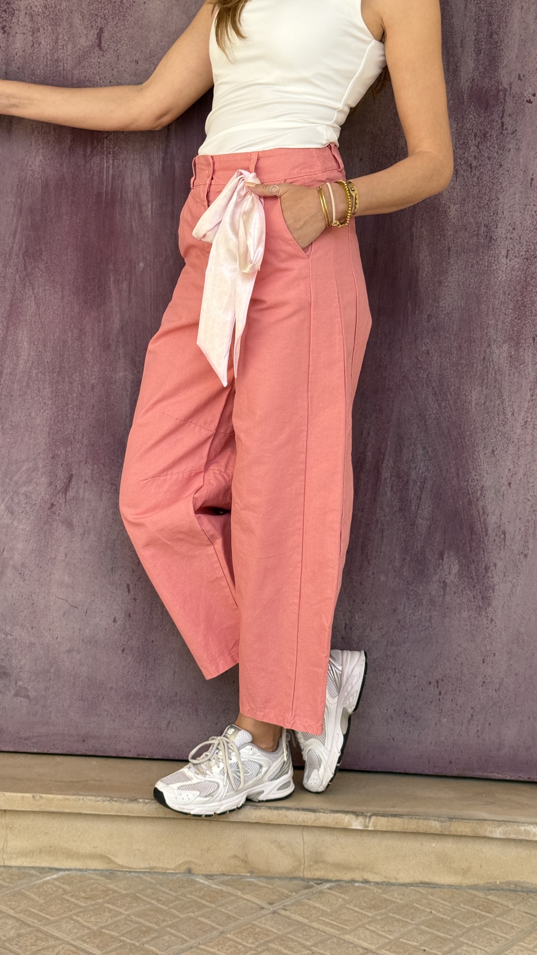 Calças cor-de-rosa largas com cinto rosa e top branco