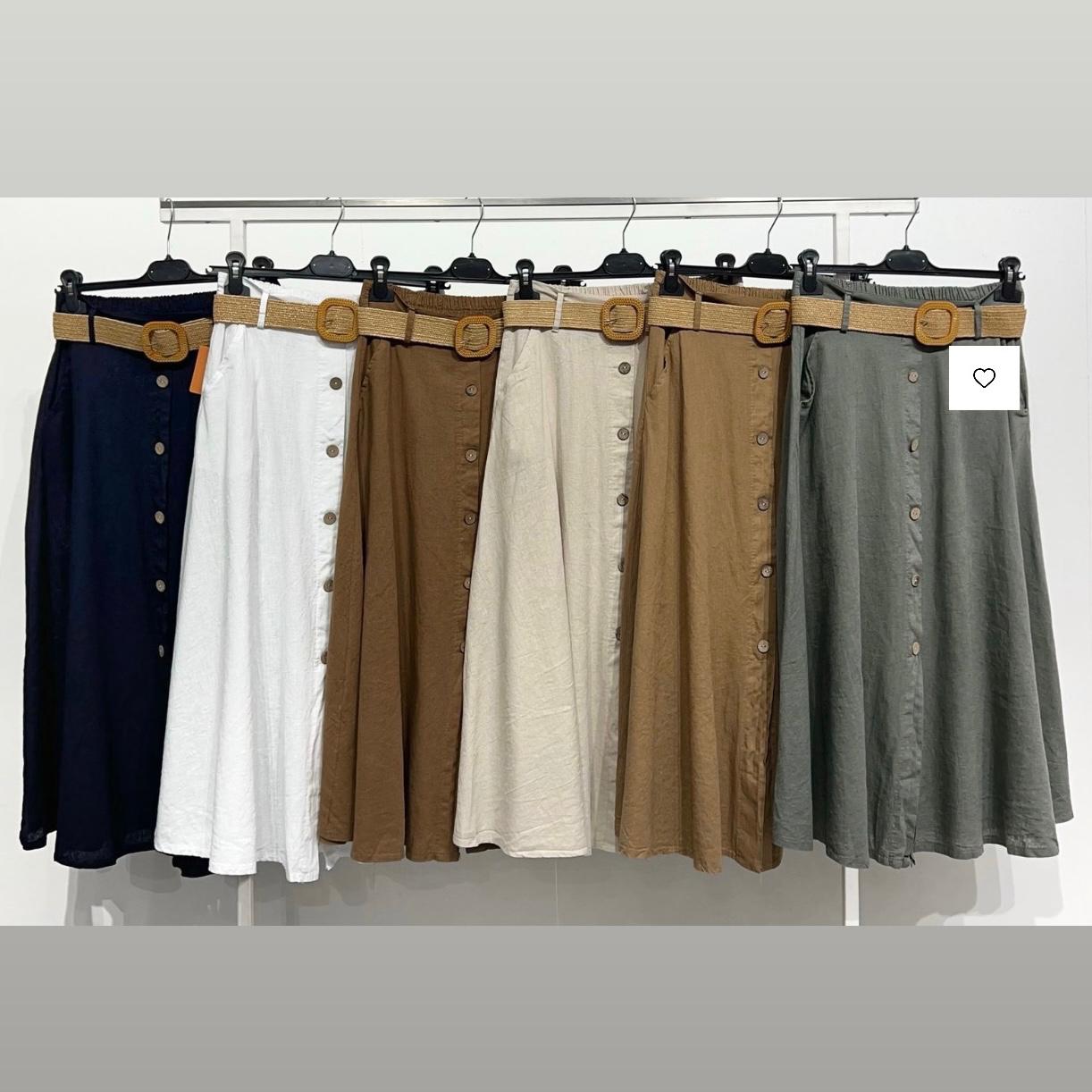 Seis saias compridas com botões e cintos castanhos penduradas num cabide metálico.