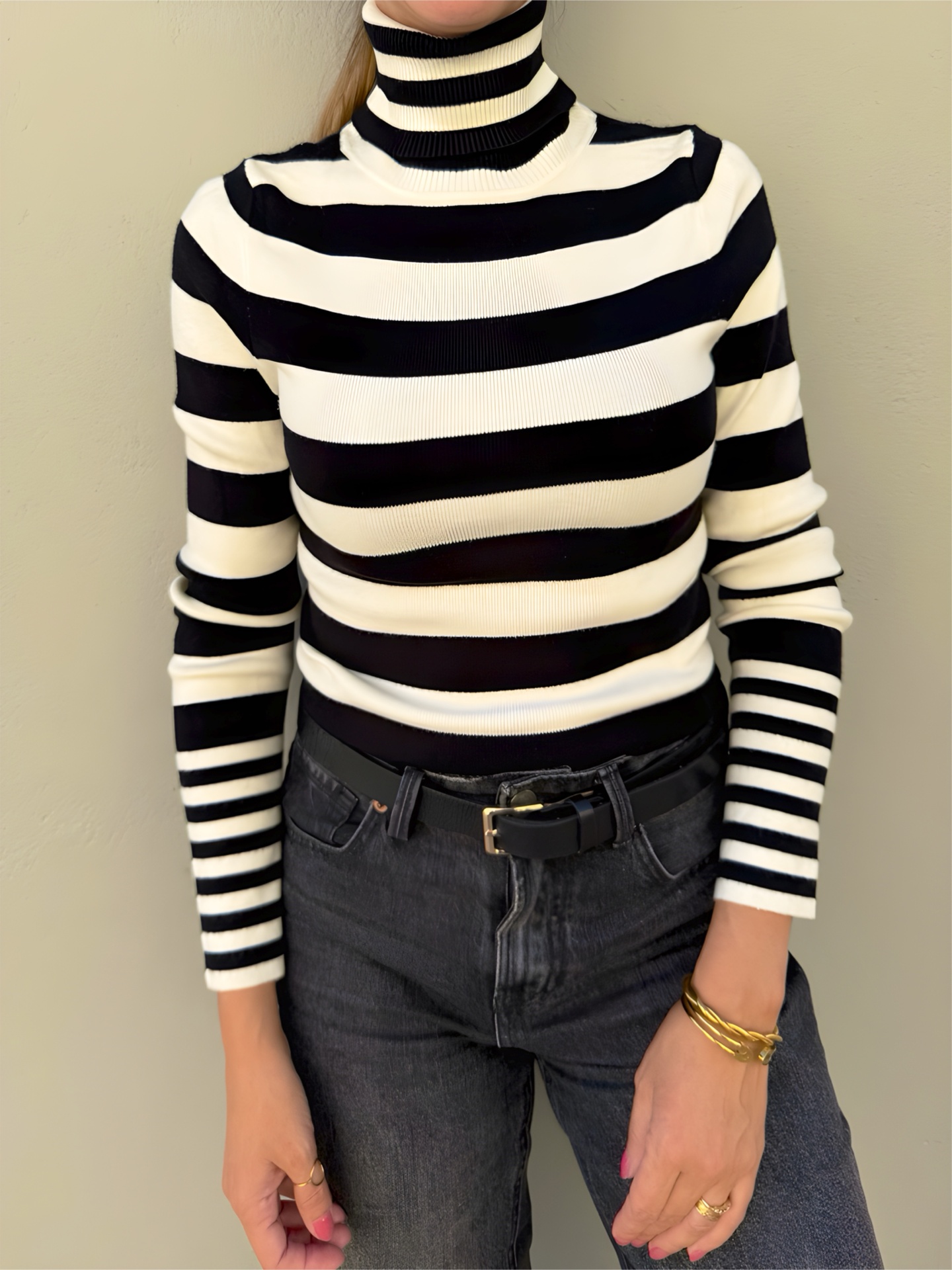 Malha de gola alta riscas preto e branco com calças de ganga cinza escuro