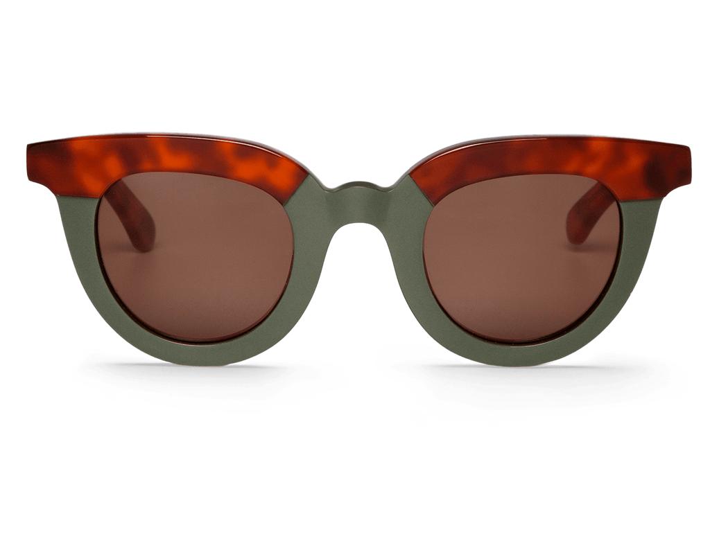 Óculos de sol com armação verde e castanho tartaruga e lentes castanho escuras