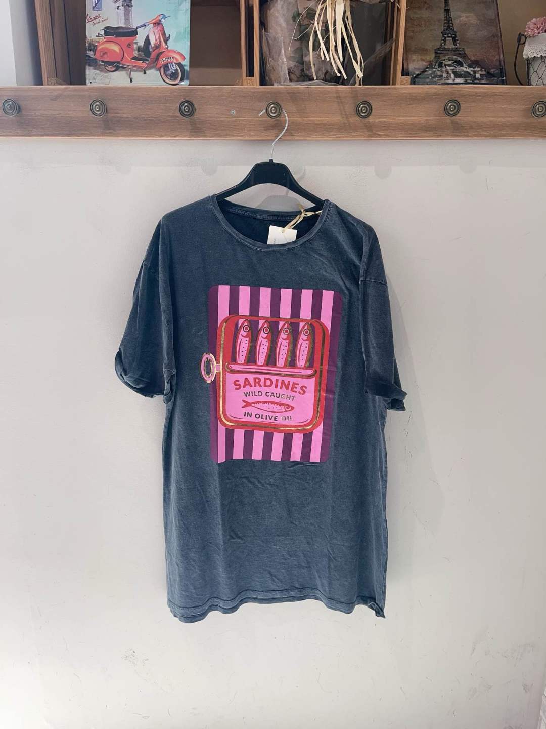 T-shirt cinzenta com estampa colorida de lata de sardinhas cor-de-rosa