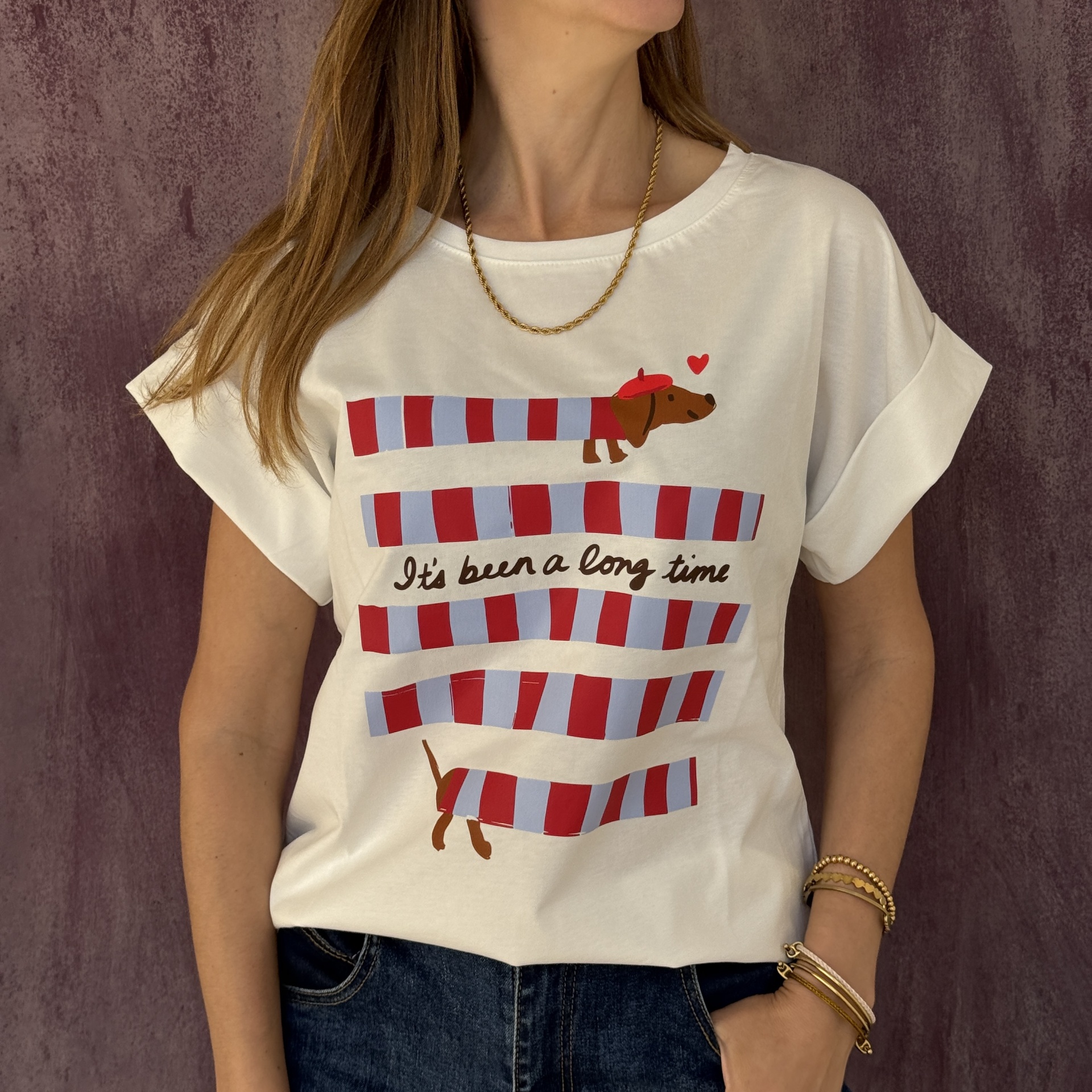 T-shirt branca com estampado de cão com boina vermelha e riscas vermelhas e azuis