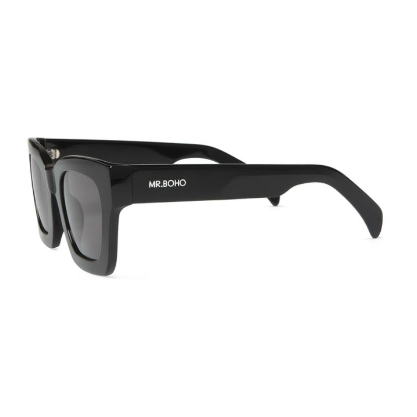 Óculos de sol pretos com lentes escuras e texto MR.BOHO na lateral