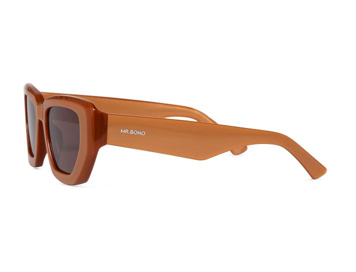 Óculos de sol castanhos com lentes escuras e marca MR.BOHO na haste