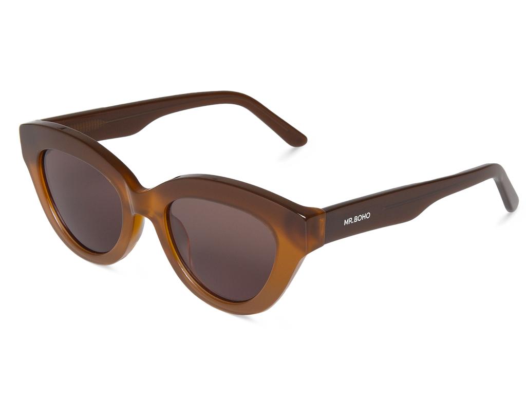 Óculos de sol castanhos com lentes escuras e armação espessa