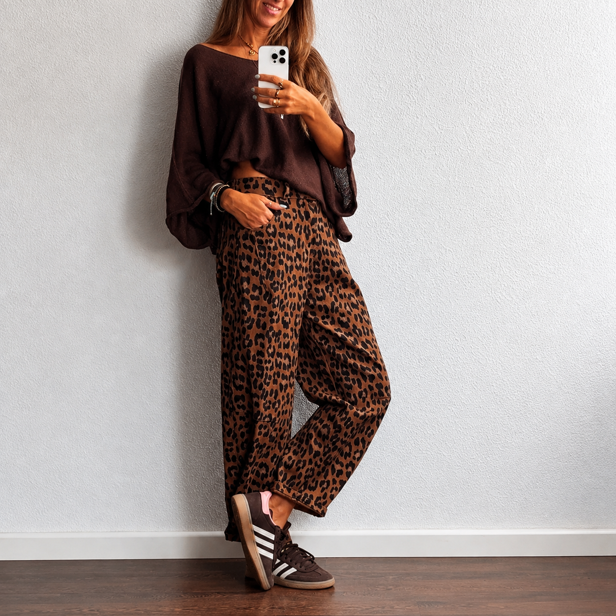 Calças animal print castanho e preto com top castanho escuro e ténis