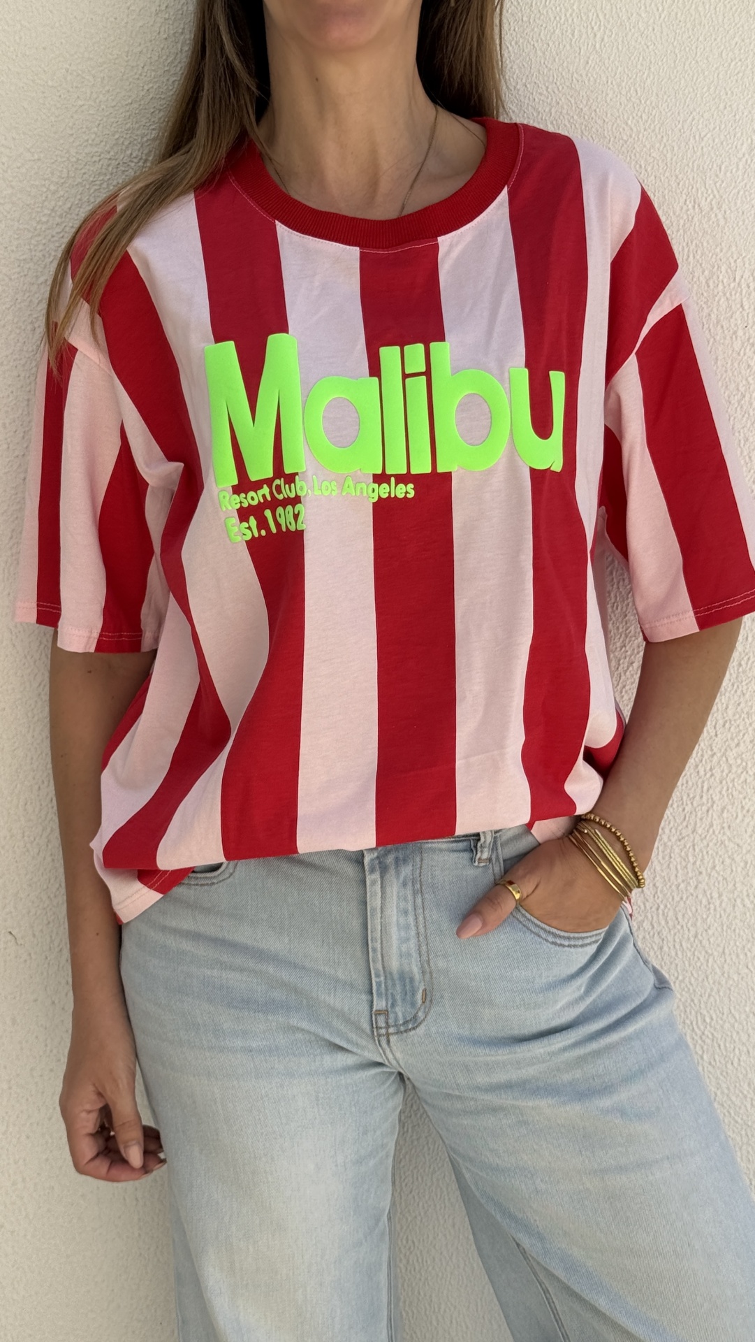 T-shirt às riscas vermelha e rosa com texto verde neon Malibu