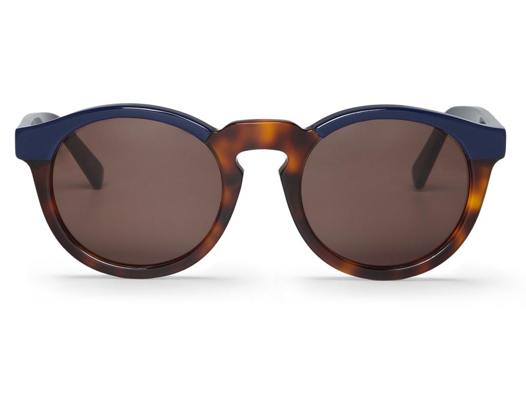 Óculos de sol com armação redonda castanha e azul e lentes escuras