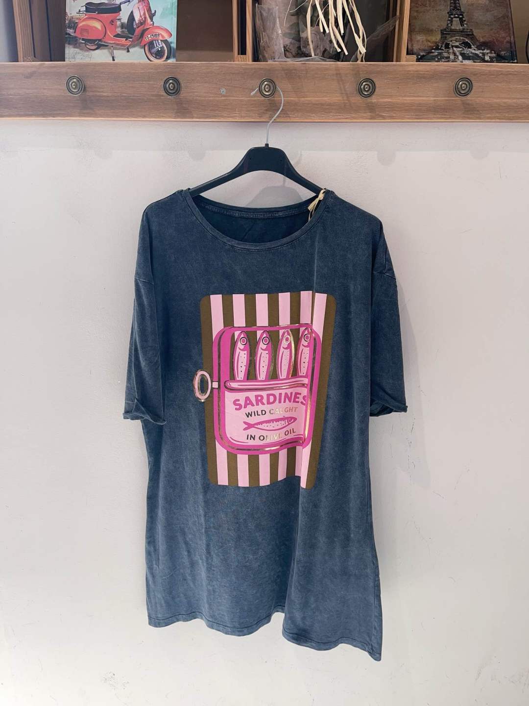 T-shirt azul escura com estampa de lata de sardinhas cor-de-rosa e verde