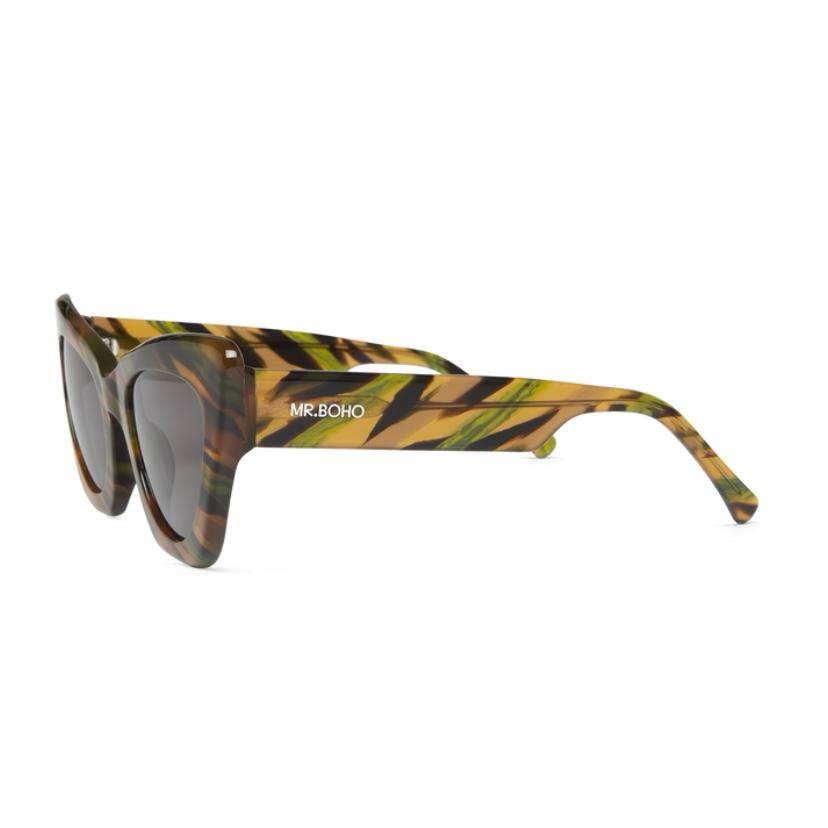 Óculos de sol padrão camuflado com lentes escuras e texto MR.BOHO