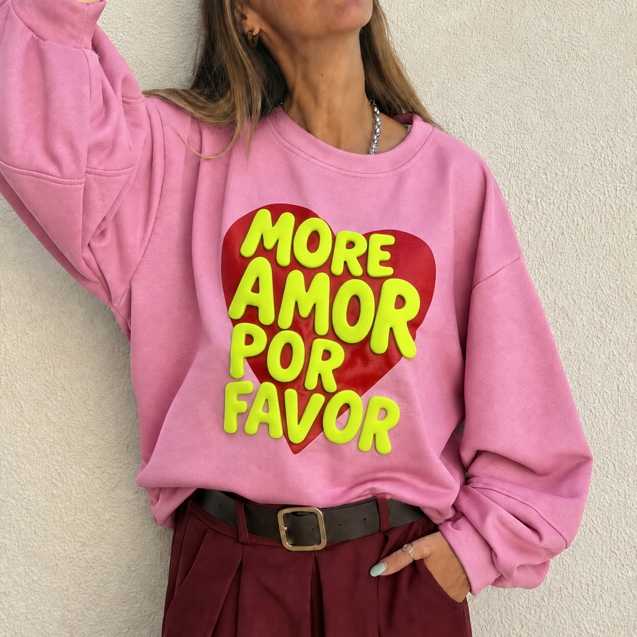 Casaco rosa com estampa de coração e texto MORE AMOR POR FAVOR.