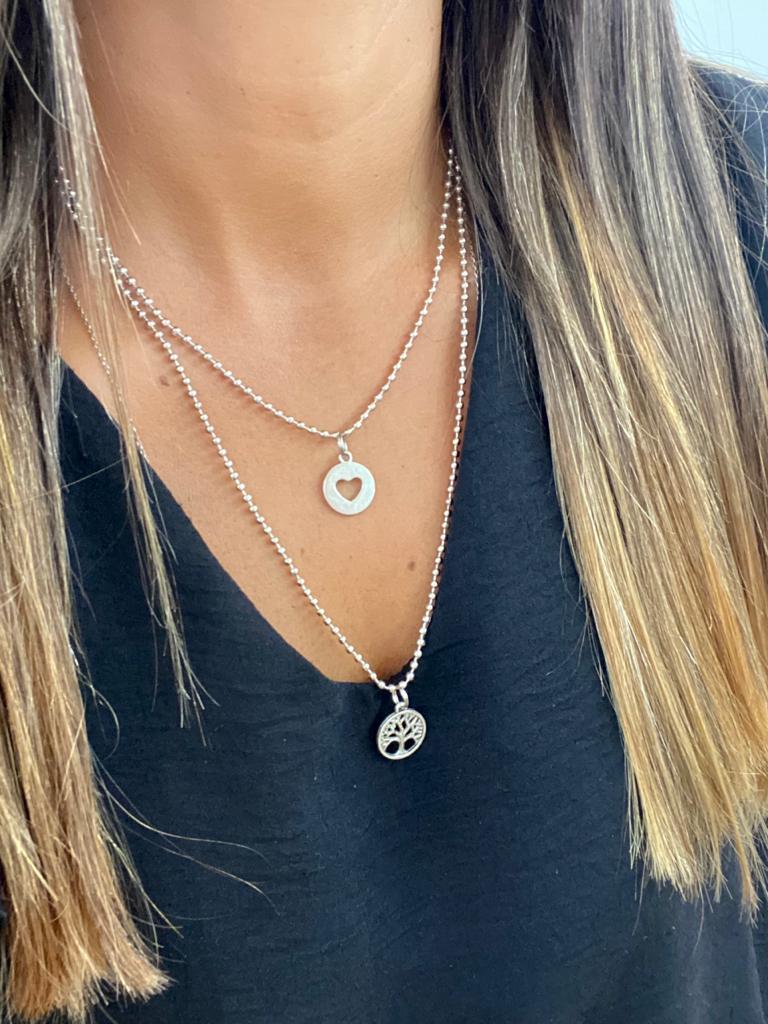 Colar duplo prateado com pendentes de coração e árvore da vida