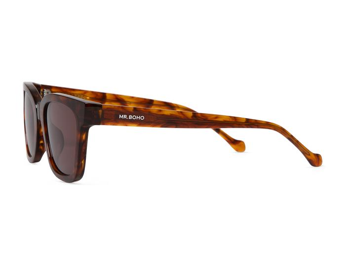 Óculos de sol castanhos com padrão tartaruga e marca MR. BOHO na haste
