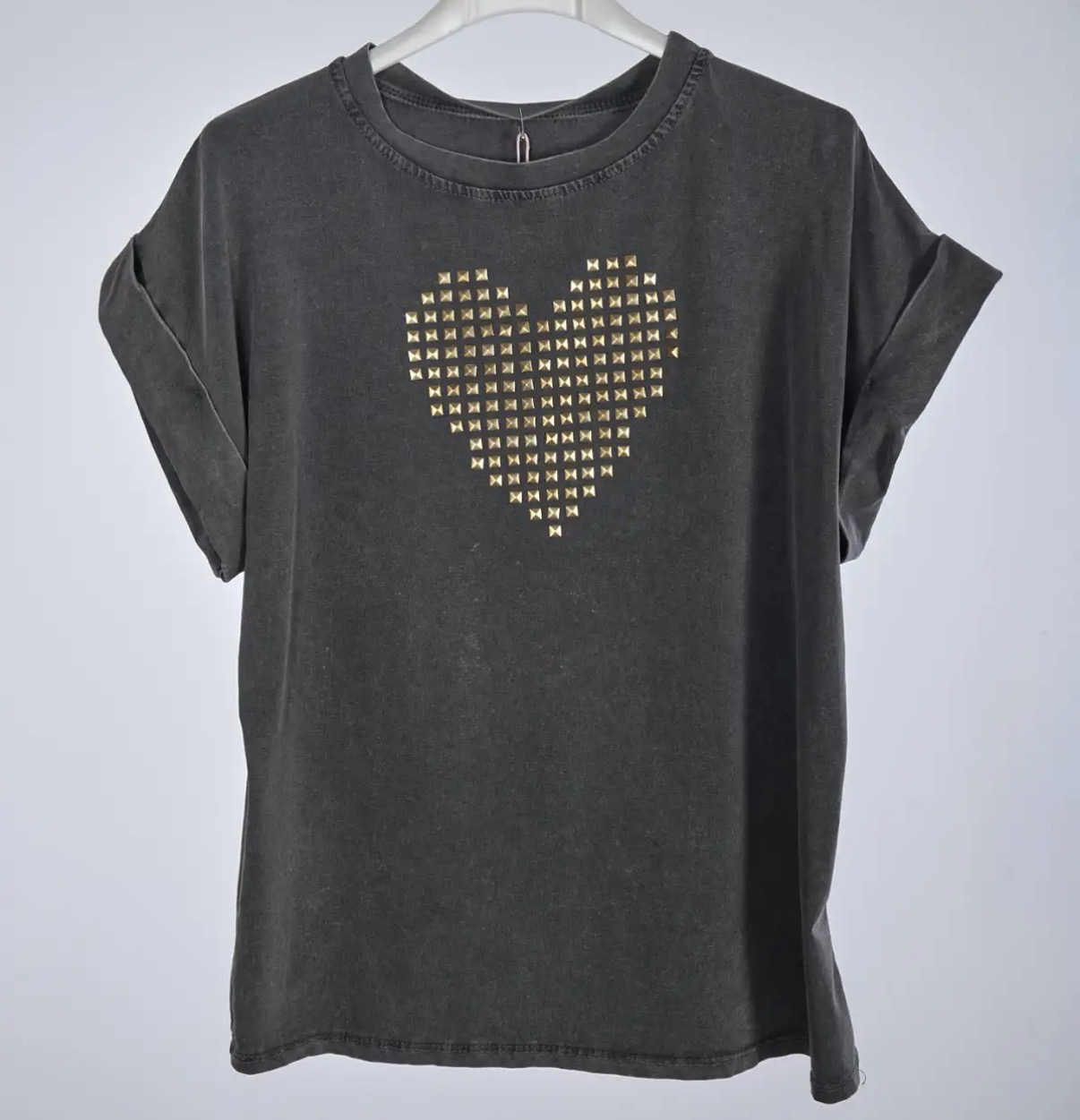 T-shirt cinza escuro com coração de tachas douradas na frente