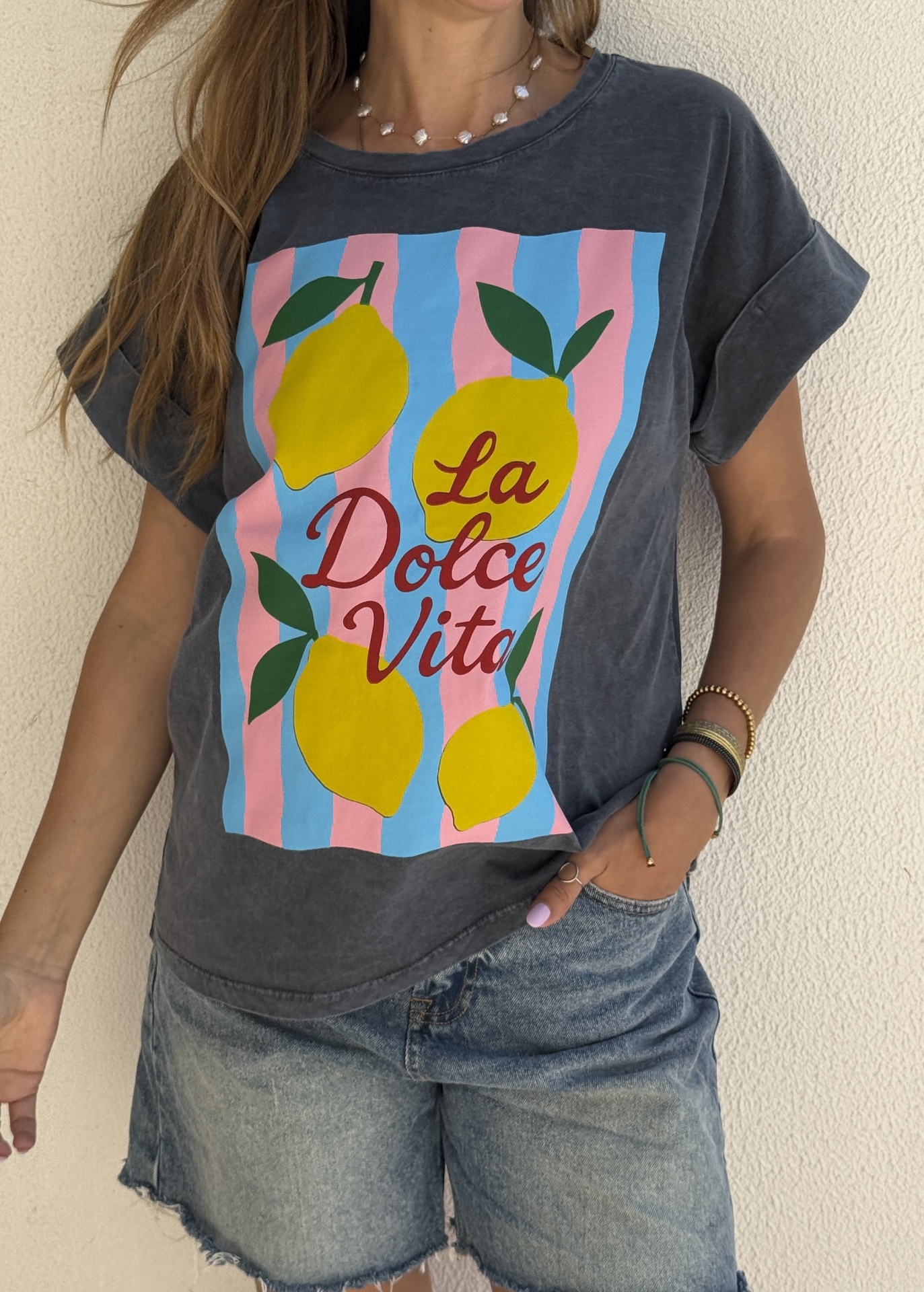 T-shirt cinzenta com estampa colorida de limões e texto La Dolce Vita