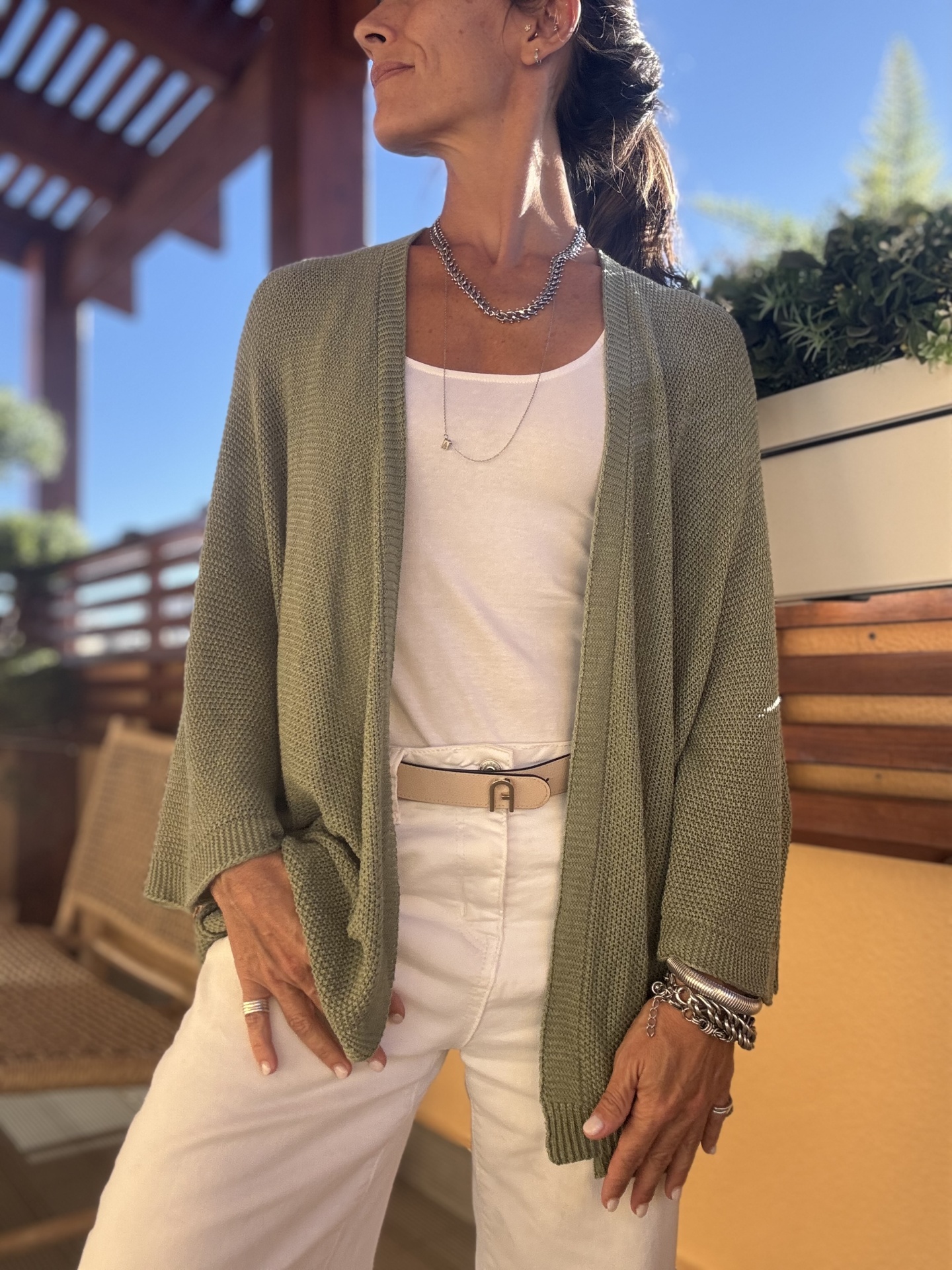 Casaco verde oliva de malha com manga comprida e t-shirt branca