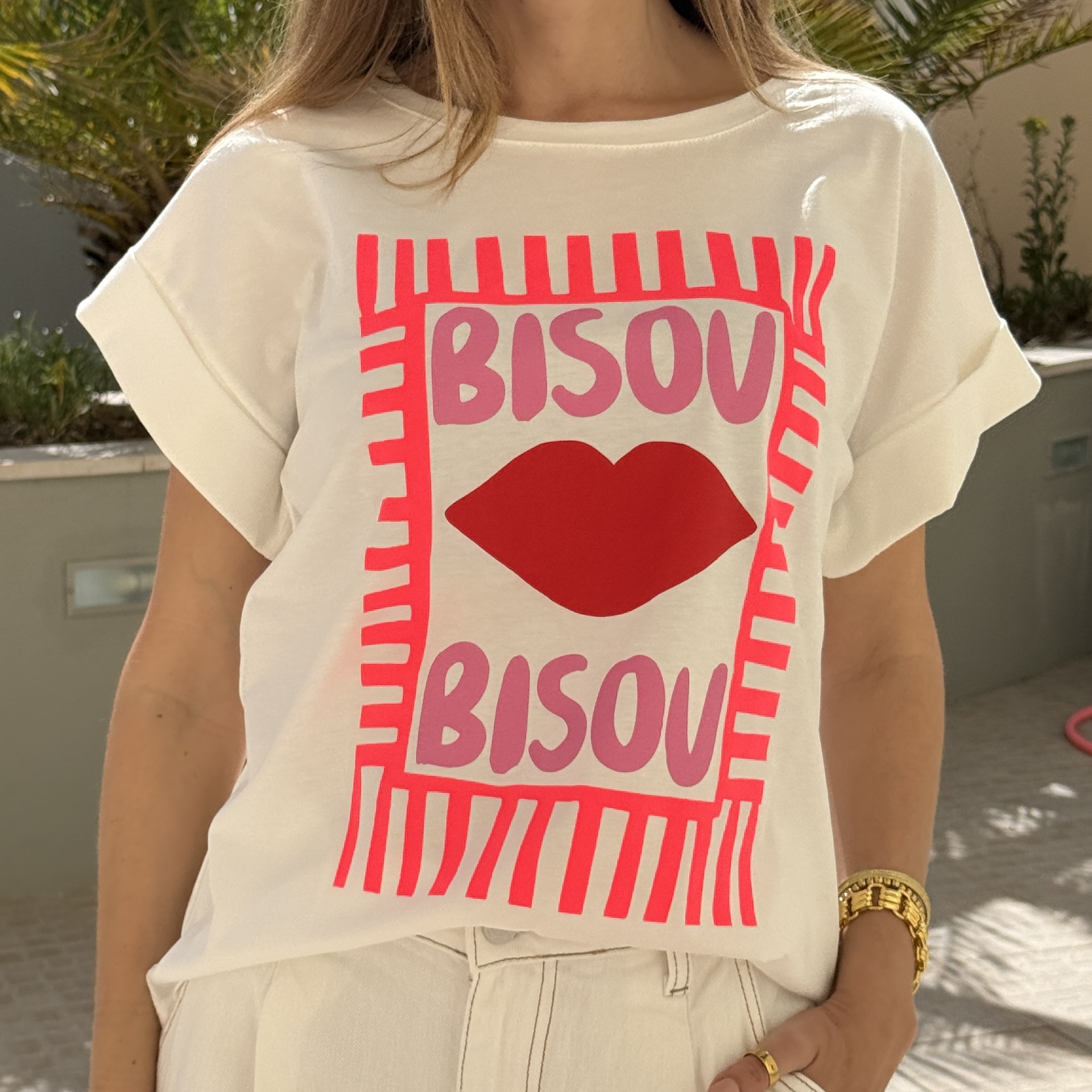 T-shirt branca com estampado vermelho e rosa estampado BISOU e lábios vermelhos