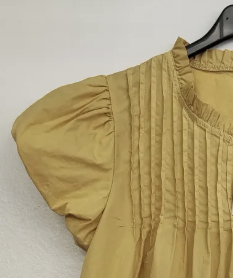 Blusa amarela mangas bufantes pregas verticais gola folhos cabide preto