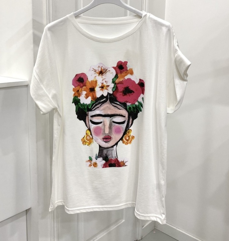 T-shirt branca com estampa colorida de rosto feminino com flores.