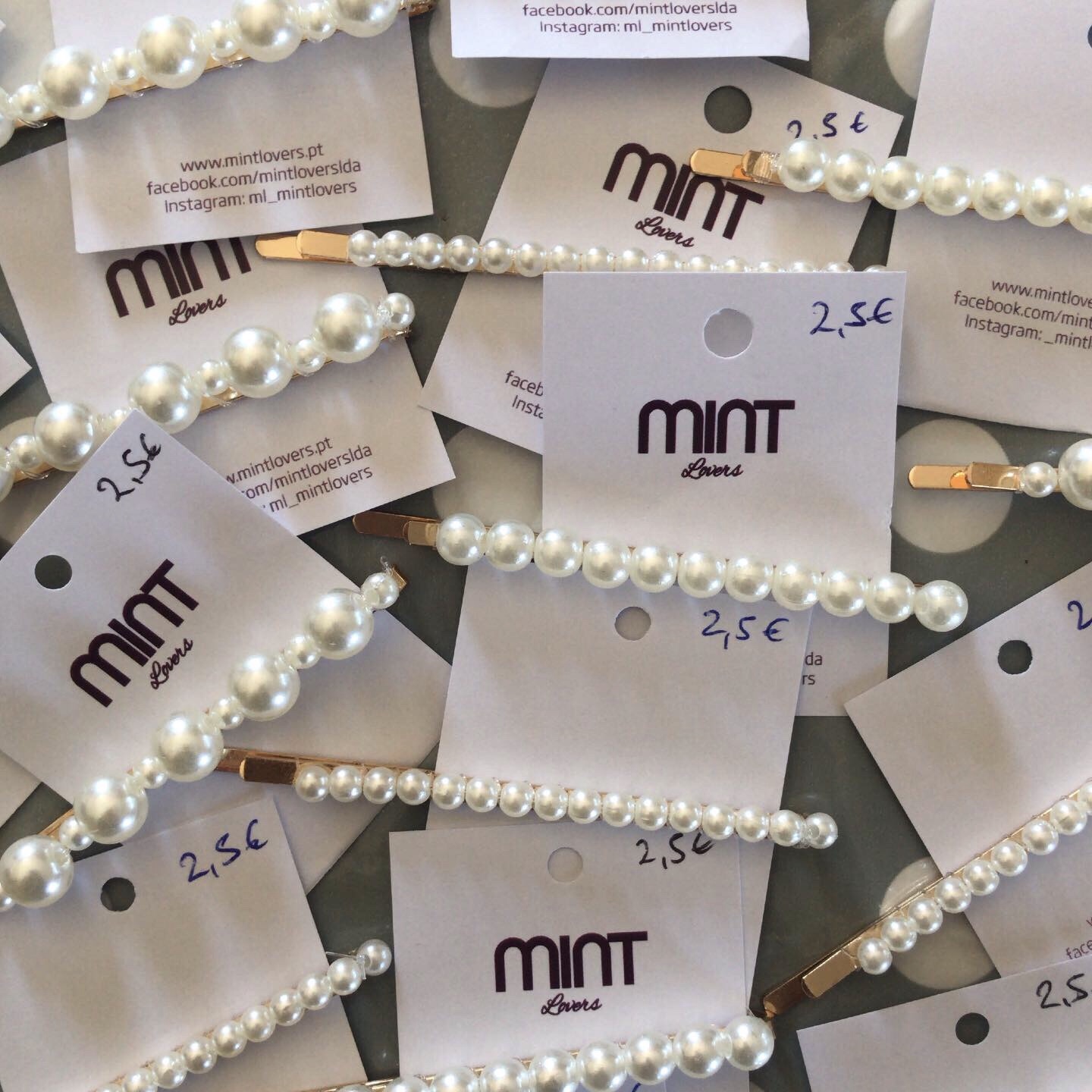 Acessórios de cabelo com pérolas e cartões da marca MINT Store com preços à mão