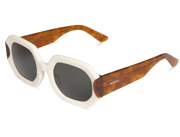 Óculos de sol com armação branca e hastes castanho padrão tartaruga