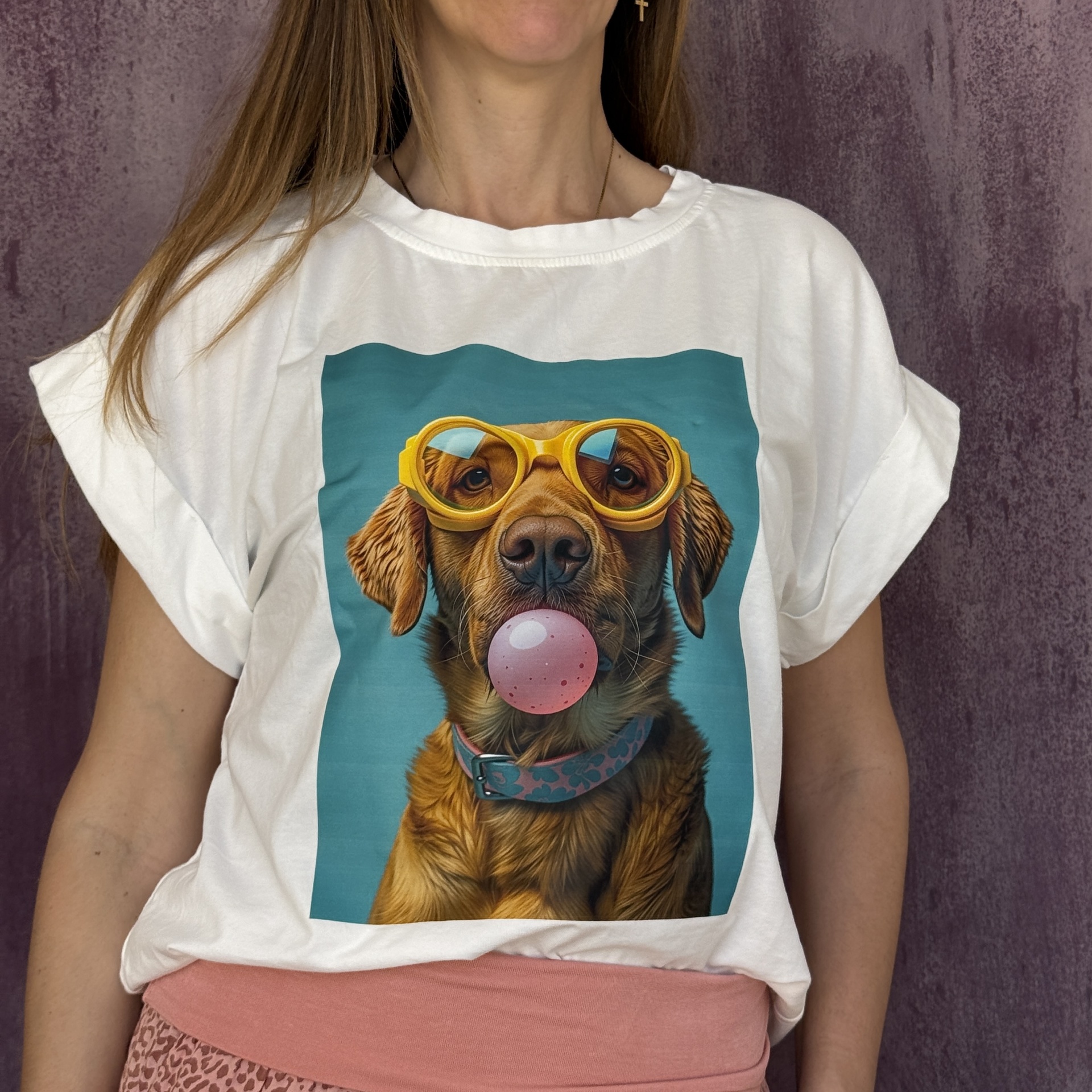T-shirt branca com estampa de cão com óculos amarelos e pastilha elástica cor-de-rosa