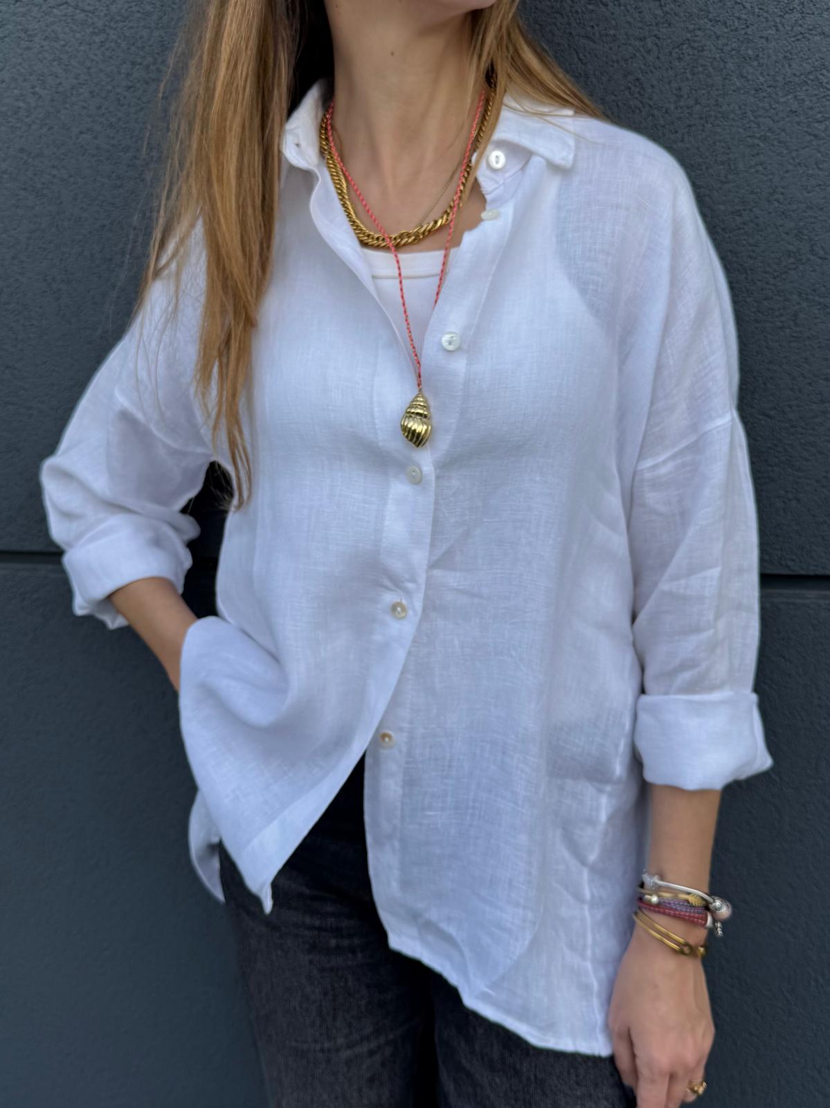 Blusa branca de linho com botões e mangas enroladas