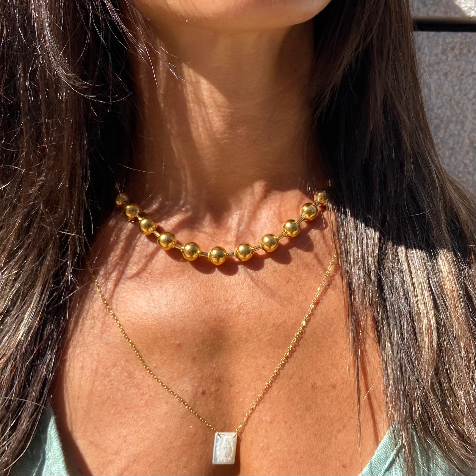 Colar duplo feminino com contas douradas e pendente retangular