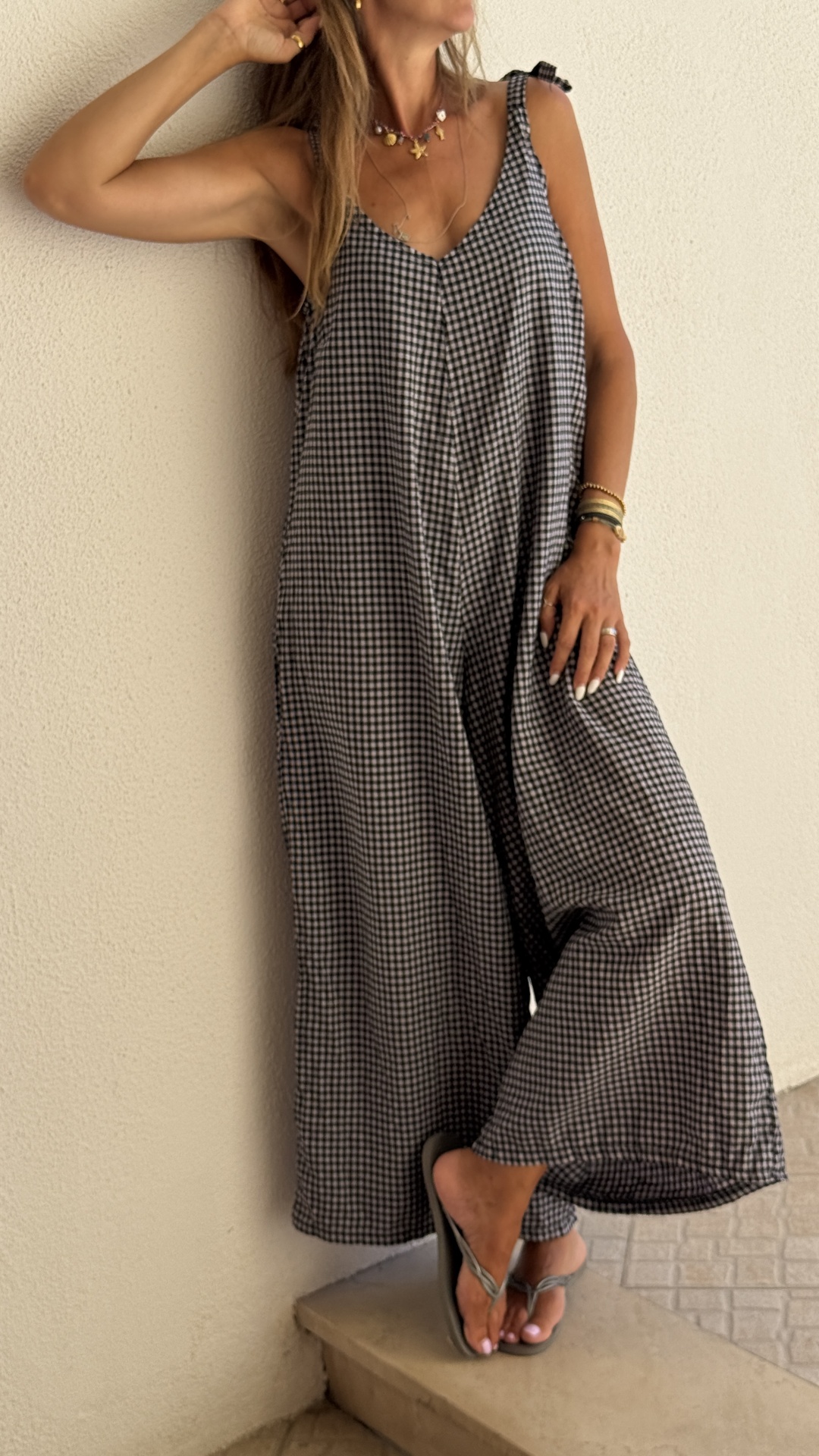 Vestido comprido de alças com padrão de xadrez preto e branco