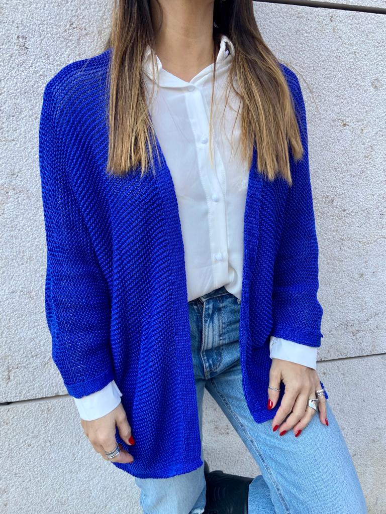 Cardigã azul tricotado grosso feminino em mulher com camisa branca e jeans