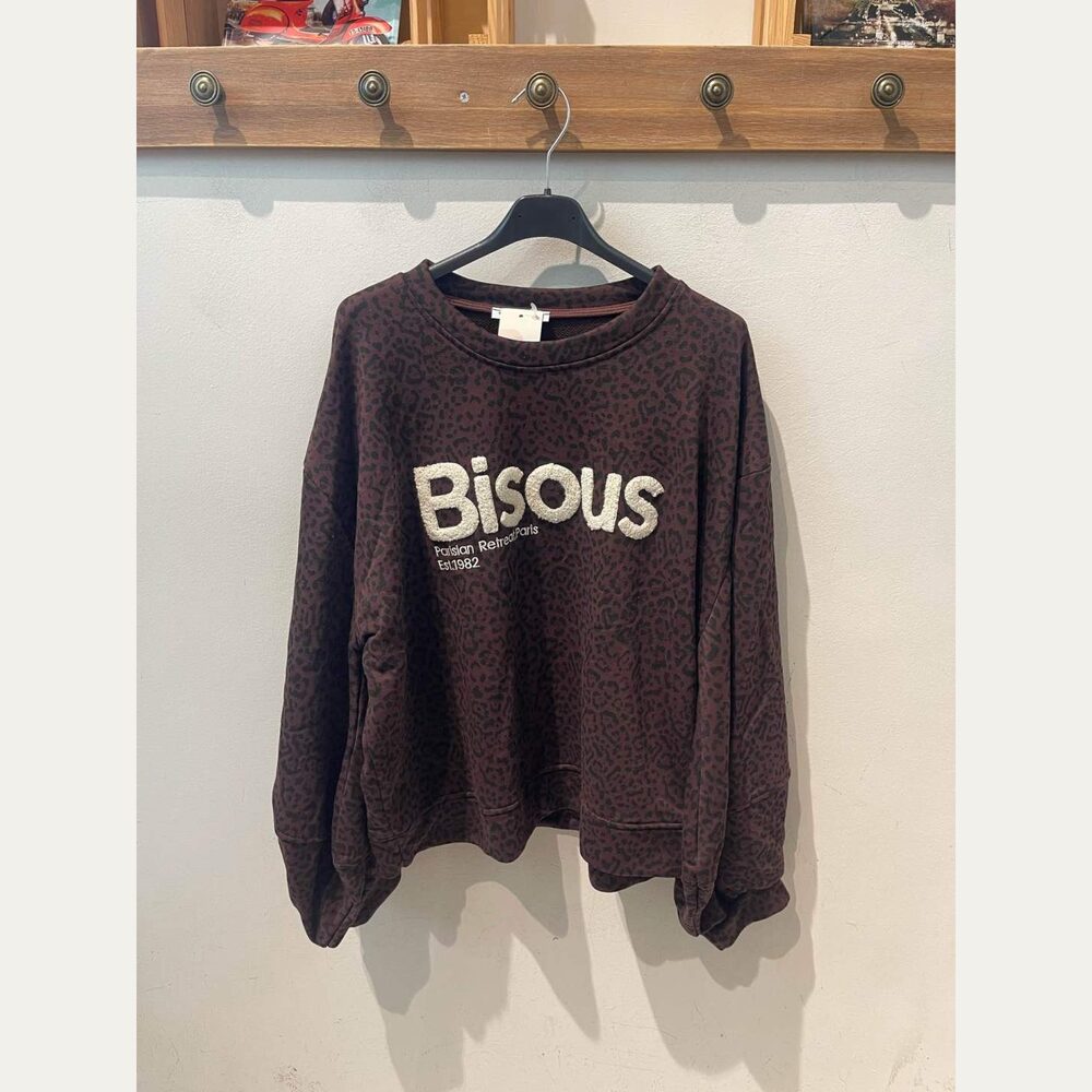 Sweatshirt castanha escura com padrão tipo leopardo e palavra Bisous