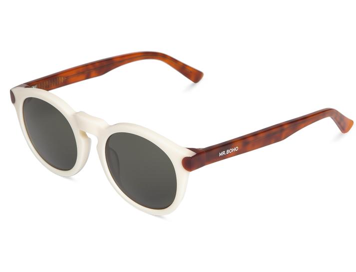 Óculos de sol com armação branca e hastes castanhas com padrão tartaruga