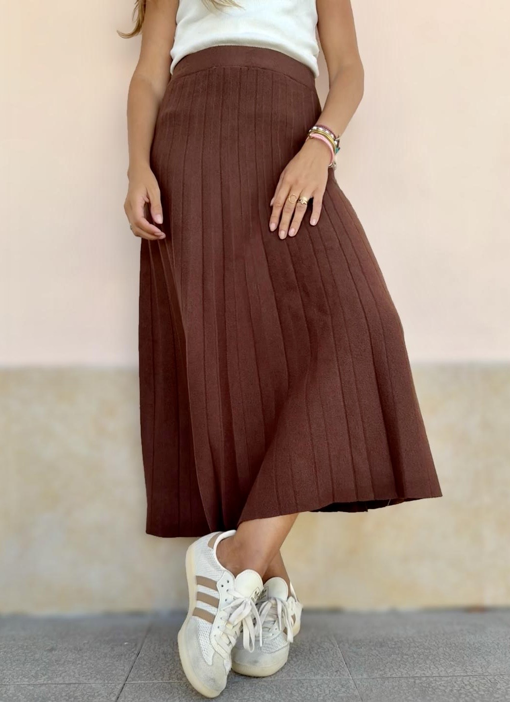 Saia comprida castanha de malha canelada com sapatilhas brancas