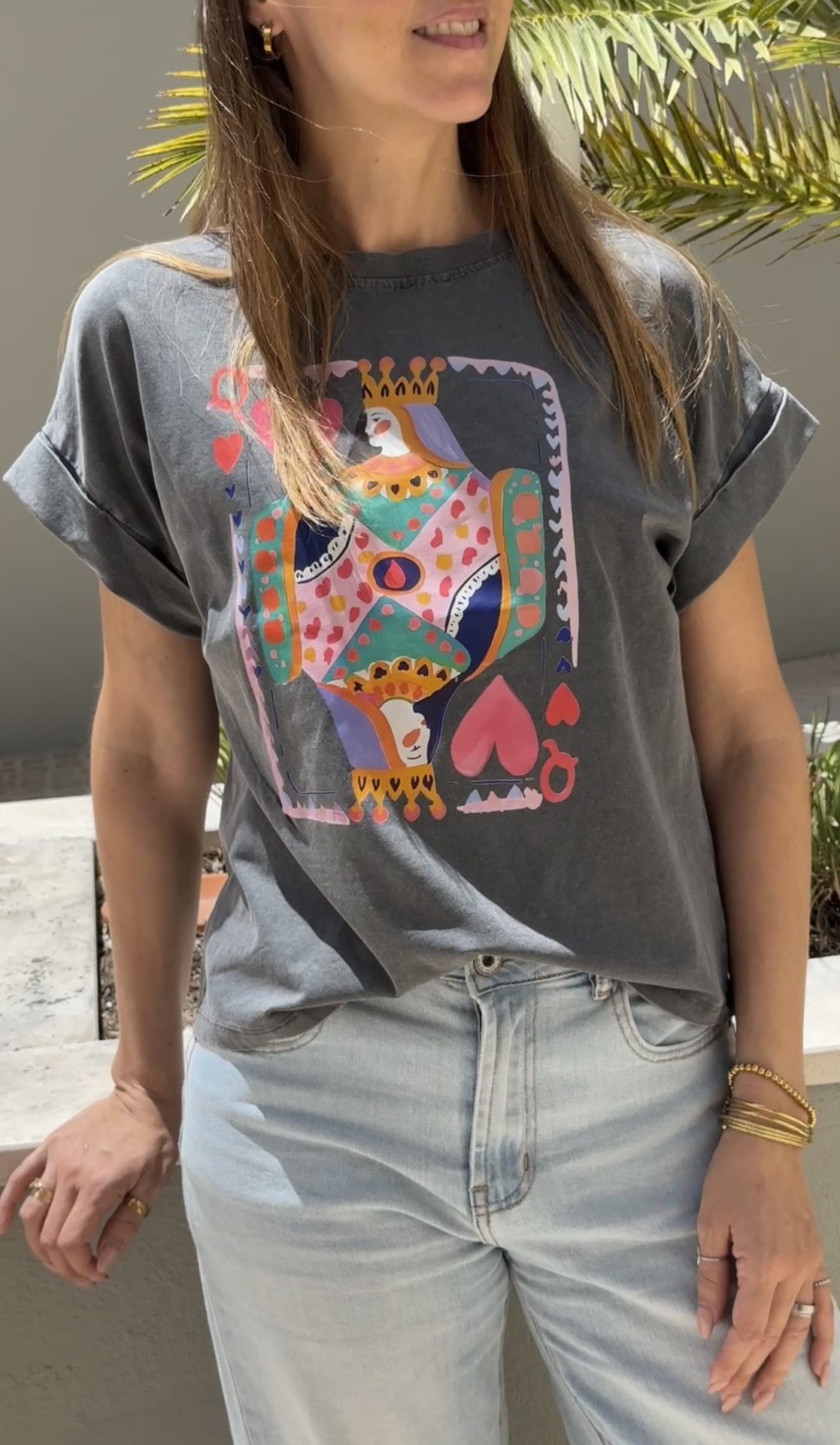 T-shirt cinzenta com estampa colorida da rainha do baralho