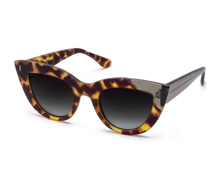 Óculos de sol padrão tartaruga com lentes escuras e hastes pretas