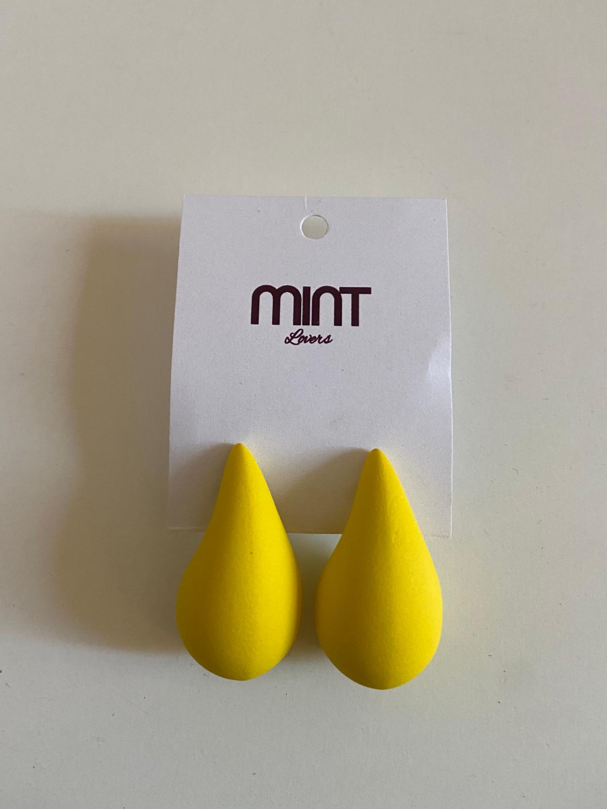 Esponjas de maquilhagem amarelas em forma de gota com suporte branco e texto MINT Lovers